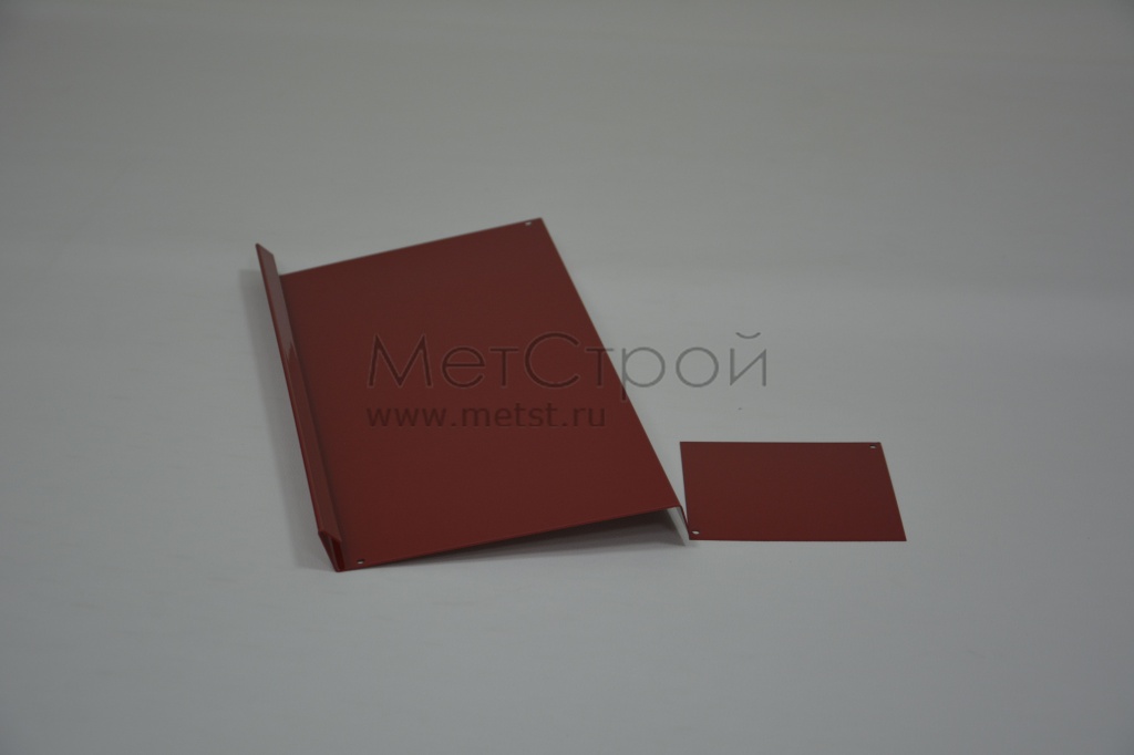 Доборный элемент из оцинкованной стали 
с полимерным покрытием цвета RAL 3002 пунцовый красный