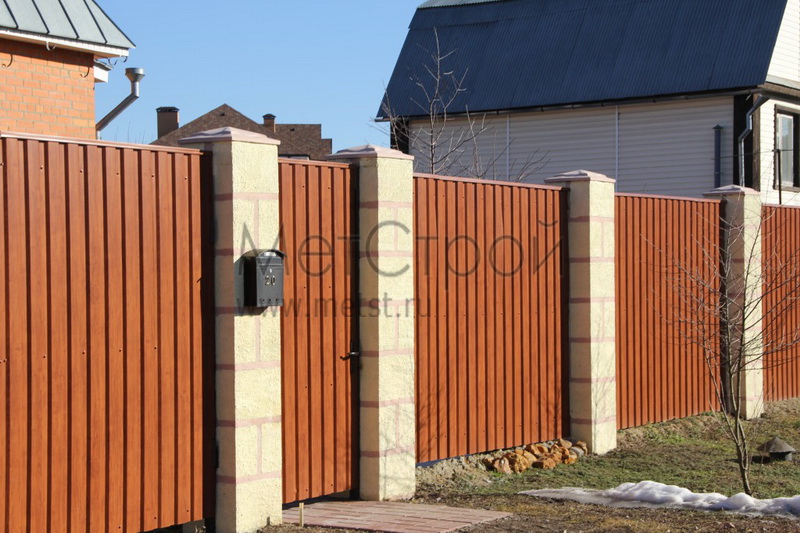 Забор из профнастила с покрытием printech под 
глянцевое дерево (multi gloss wooden)