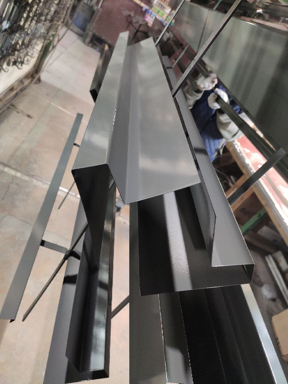 Ветровая планка толщиной металла 0.7 мм, 
длиной 1250 мм, RAL 7046