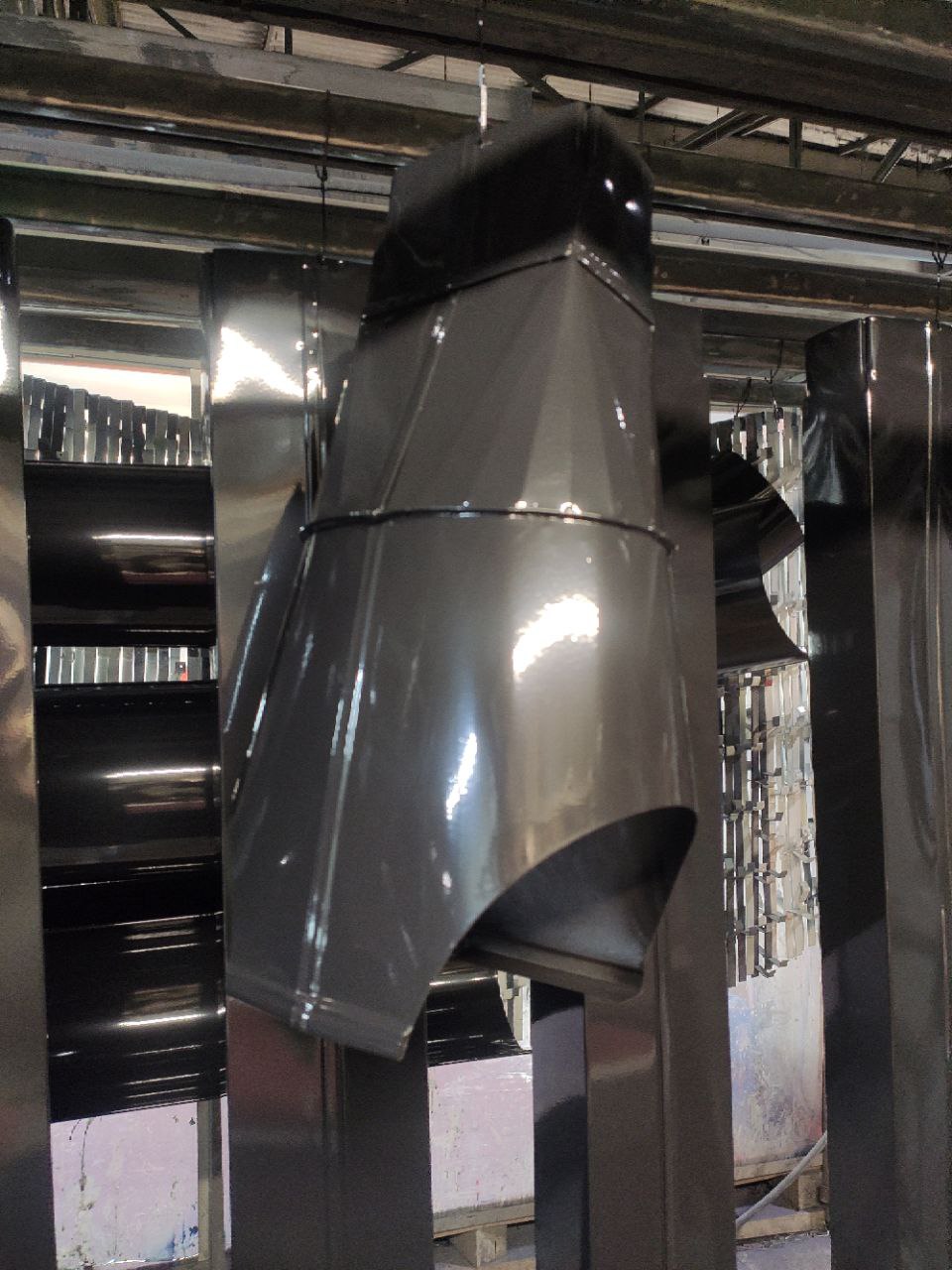 Трубы, колени и воронка желоба с переходом 
ф 220 на сечение 150х80 , толщиной металла 0.5 мм, RAL 9004