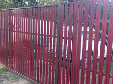 Забор из металлического штакетника цвета 
RAL 3005 (красное вино)